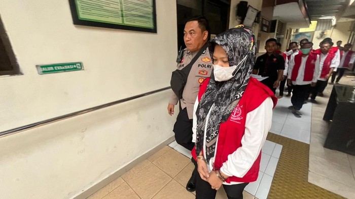 Shinta usai sidang di Pengadilan Negeri Mojokerto