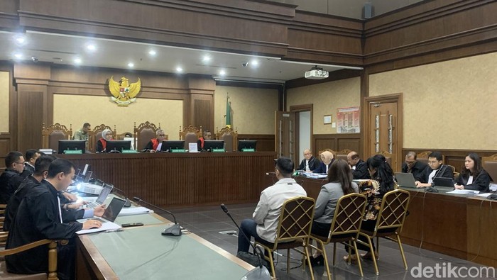 Sidang kasus dugaan korupsi akuisisi saham PT Jembatan Nusantara (PT JN)  agenda pemeriksaan saksi (Mulia/detikcom).