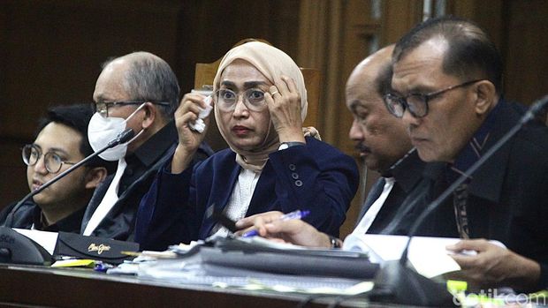 Tiga eks pejabat PT ASDP jalani sidang kasus korupsi di Tipikor Jakarta. Dua saksi hadir beri keterangan, termasuk eks Direktur SDM dan Corporate Secretary.