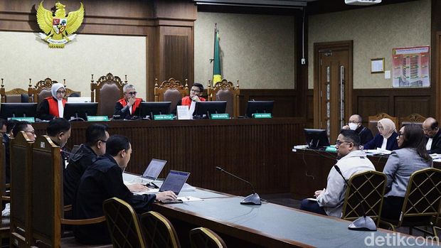 Tiga eks pejabat PT ASDP jalani sidang kasus korupsi di Tipikor Jakarta. Dua saksi hadir beri keterangan, termasuk eks Direktur SDM dan Corporate Secretary.
