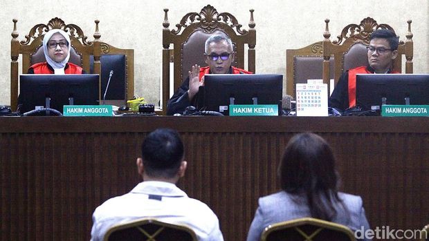 Tiga eks pejabat PT ASDP jalani sidang kasus korupsi di Tipikor Jakarta. Dua saksi hadir beri keterangan, termasuk eks Direktur SDM dan Corporate Secretary.