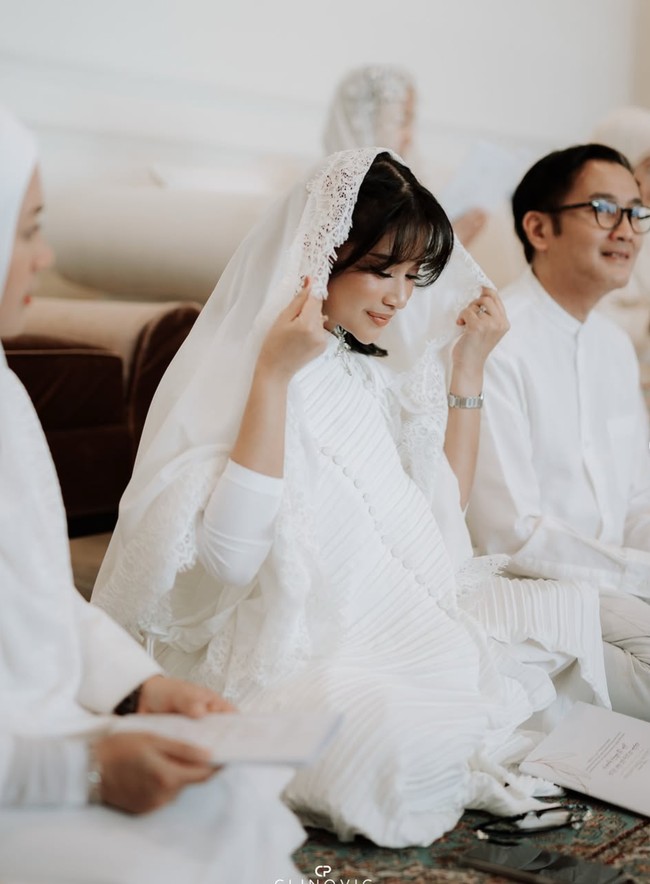 Jelang pernikahan dengan pria bernama Adrian, Adira menggelar acara pengajian. Tampil serba putih, putri Ikke Nurjanah dan Aldi Bragi itu terlihat cantik dan santun. Foto: Instagram/@adirakania
