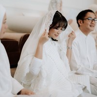 Jelang pernikahan dengan pria bernama Adrian, Adira menggelar acara pengajian. Tampil serba putih, putri Ikke Nurjanah dan Aldi Bragi itu terlihat cantik dan santun. Foto: Instagram/@adirakania