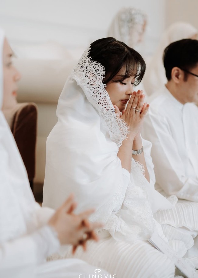 Acara pengajian berlangsung dengan lancar dan khusyuk. Selama acara tersebut Adira duduk di tengah-tengah, diapit kedua orangtuanya. Foto: Instagram/@adirakania