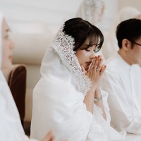 Acara pengajian berlangsung dengan lancar dan khusyuk. Selama acara tersebut Adira duduk di tengah-tengah, diapit kedua orangtuanya. Foto: Instagram/@adirakania