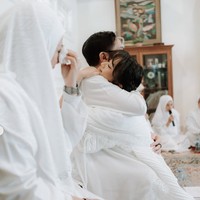 Suasana mulai berubah menjadi haru saat Adira berlutut memohon restu pada kedua orangtuanya. Ikke pun sampai terlihat meneteskan air mata. Foto: Instagram/@adirakania