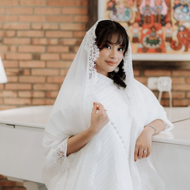 8 Foto Pengajian Adira Putri Ikke Nurjanah Jelang Pernikahan, Serba Putih