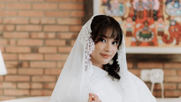 8 Foto Pengajian Adira Putri Ikke Nurjanah Jelang Pernikahan, Serba Putih