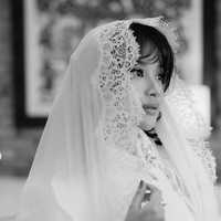 Penampilannya kian santun dengan kerudung panjang beraksen renda pada bagian tepinya. Kerudung tersebut disampirkan santai, dengan tetap memperlihatkan sebagian poni dan tatanan rambutnya. Foto: Instagram/@adirakania