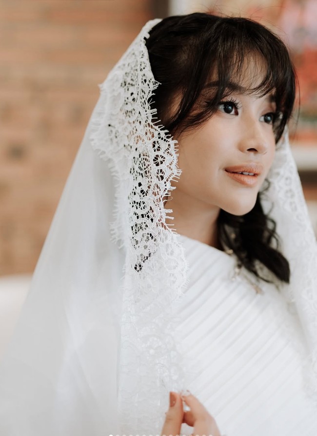 Adira juga memillih riasan natural yang soft dengan lipstik berwarna nude, membuat penampilannya terlihat semakin kalem. Foto: Instagram/@adirakania