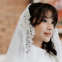 Adira juga memillih riasan natural yang soft dengan lipstik berwarna nude, membuat penampilannya terlihat semakin kalem. Foto: Instagram/@adirakania