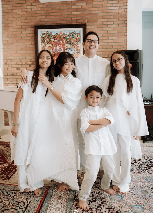 Adik-adik Adira juga turut hadir dan kompak kenakan busana berwarna putih. Keakraban di antara Adira dan adik-adiknya pun jelas terlihat. Foto: Instagram/@adirakania