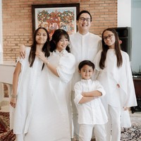 Adik-adik Adira juga turut hadir dan kompak kenakan busana berwarna putih. Keakraban di antara Adira dan adik-adiknya pun jelas terlihat. Foto: Instagram/@adirakania