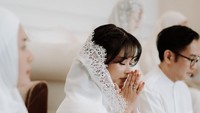 Ikke Nurjanah memastikan bakal duduk bersanding dengan Aldi Bragi di pelaminan saat anaknya menikah. Ia juga sudah meminta izin kepada suaminya, Karlie. Foto: dok instagram Siti Adira Kania/clinovic_photography