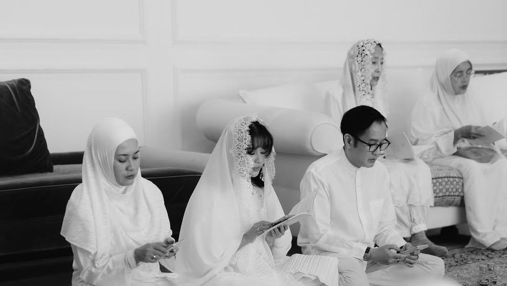 Aldi Bragi dan Ikke Nurjanah Mengapit Anak di Pengajian Jelang Nikah