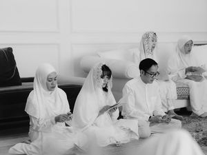 Aldi Bragi dan Ikke Nurjanah Mengapit Anak di Pengajian Jelang Nikah