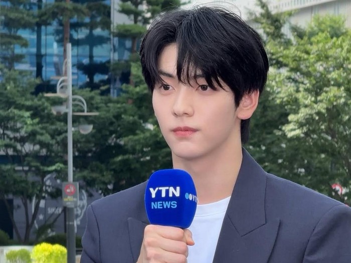 Penampilan Soobin TXT jadi penyiar cuaca stasiun televisi YTN.