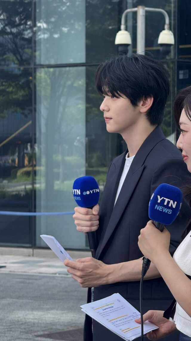 Penampilan Soobin TXT jadi penyiar cuaca stasiun televisi YTN.