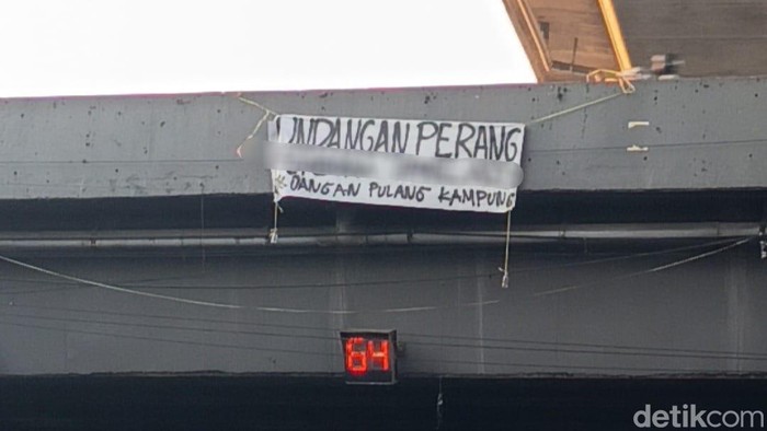 Spanduk ajakan perang tertampang di flyover Makassar.