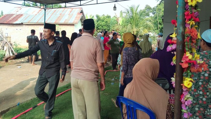 Suasana di rumah duka pelajar SMP yang tewas tertabrak kereta api