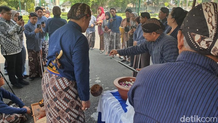 Suasana jamasan lengkap pusaka milik Pemkab Gunungkidul di Bangsal Sewokoprojo, Wonosari, Gunungkidul, Kamis (24/7/2025).