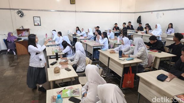 Suasana ruang kelas X SMAN 1 Bandung.
