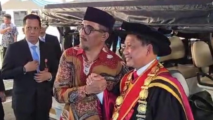 Sultan Tidore Husain Sjah bersama Menteri Dalam Negeri Tito Karnavian di acara wisuda mahasiswa IPDN Jatinangor.