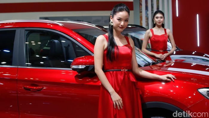 Tak Hanya Mobil, Senyum SPG di GIIAS 2025 Juga Curi Perhatian Sales Promotion Girl (SPG) saat gelaran GIIAS 2025 di ICE BSD, Tangerang, Kamis (24/7/2025).