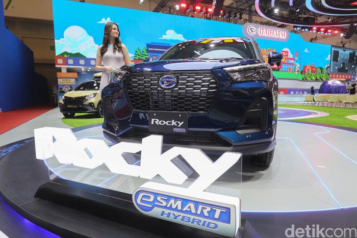 PT Astra Daihatsu Motor (ADM) membawa Daihatsu Rocky hybrid dalam ajang Gaikindo Indonesia International Auto Show (GIIAS) 2025 di ICE BSD City, Tangerang, Rabu (23/7/2025).