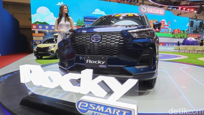 PT Astra Daihatsu Motor (ADM) membawa Daihatsu Rocky hybrid dalam ajang Gaikindo Indonesia International Auto Show (GIIAS) 2025 di ICE BSD City, Tangerang, Rabu (23/7/2025).