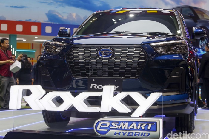 PT Astra Daihatsu Motor (ADM) membawa Daihatsu Rocky hybrid dalam ajang Gaikindo Indonesia International Auto Show (GIIAS) 2025 di ICE BSD City, Tangerang, Rabu (23/7/2025).