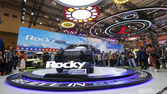 PT Astra Daihatsu Motor (ADM) membawa Daihatsu Rocky hybrid dalam ajang Gaikindo Indonesia International Auto Show (GIIAS) 2025 di ICE BSD City, Tangerang, Rabu (23/7/2025).