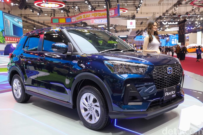 PT Astra Daihatsu Motor (ADM) membawa Daihatsu Rocky hybrid dalam ajang Gaikindo Indonesia International Auto Show (GIIAS) 2025 di ICE BSD City, Tangerang, Rabu (23/7/2025).