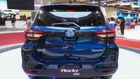 Di Jepang, Rocky Hybrid dibekali mesin bensin WA-VEX berkubikasi 1.200 cc 3-silinder segaris. Di atas kertas, Rocky Hybrid bisa memuntahkan tenaga 80 dk dan torsi 105 Nm. Tenaga itu disalurkan melalui transmisi otomatis CVT. Selain itu, Rocky dibekali baterai lithium-ion 4,3 Ah yang dipasang di bawah jok belakang.