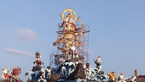 Tampilan Patung Titi Banda, Denpasar, Bali yang kini masuk tahap pengecatan pada Kamis (24/7/2025). (Ni Made Lastri Karsiani Putri-detikBali)