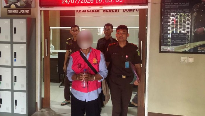 Tersangka CK keluar dari Kantor Kejari Dompu usai ditetapkan sebagai tersangka pada Kamis (24/7/2025).