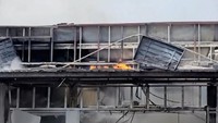 Swalayan terbakar di dekat pom bensin, Sisaket di tengah bentrokan antara kedua negara tetangga. Sebanyak delapan orang tewas dan 15 orang luka-luka di Sisaket, kata menteri kesehatan, seraya menambahkan bahwa satu orang lainnya tewas di provinsi perbatasan Ubon Ratchathani. Foto: TPBS/Handout via REUTERS