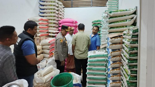 Tim gabungan dari kepolisian dan dinas terkait melakukan sidak beras di Pasar Umum Negara, Jembrana, Kamis (24/7/2025). (I Putu Adi Budiastrawan/detikBali)