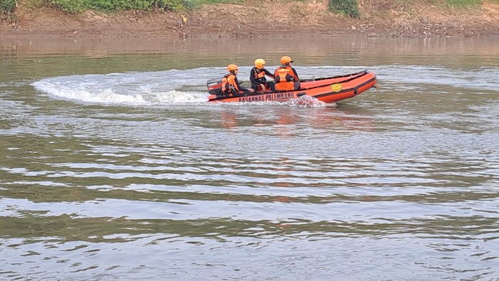 Tim gabungan melakukan pencarian korban tenggelam di Sungai Lematang, Muara Enim