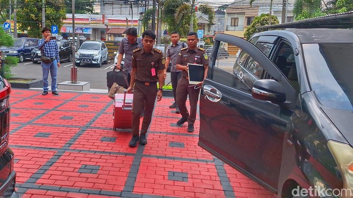 Tim Penyidik Khusus Tindak Pidana Korupsi (Tipidkor) saat mengamankan berkas hingga komputer oleh Kejaksaan Negeri (Kejari) Kabupaten Bandung