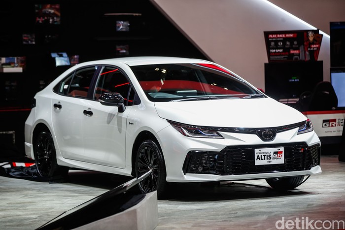 Toyota New Corolla Altis GR diperkenalkan di GIIAS, ICE BSD, Tangerang, Kamis (24/7/2025).