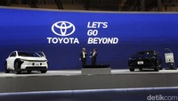 Presiden Direktur PT Toyota-Astra Motor (TAM) Hiroyuki Ueda dan Wakil Presiden Direktur TAM Henry Tanoto berpose di antara Toyota New bZ4X pada pembukaan GIIAS 2025, ICE BSD City, Tangerang, Rabu (23/7/2025).  