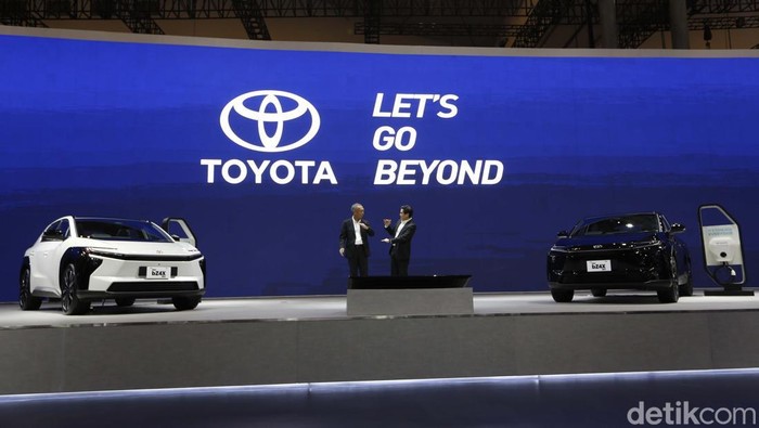 Toyota Tampilkan New bZ4X Produksi Lokal dan Urban Cruiser di GIIAS 2025 Presiden Direktur PT Toyota-Astra Motor (TAM) Hiroyuki Ueda dan Wakil Presiden Direktur TAM Henry Tanoto berpose di antara Toyota New bZ4X pada pembukaan GIIAS 2025, ICE BSD City, Tangerang, Rabu (23/7/2025).