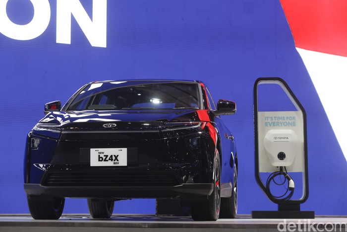 Presiden Direktur PT Toyota-Astra Motor (TAM) Hiroyuki Ueda dan Wakil Presiden Direktur TAM Henry Tanoto berpose di antara Toyota New bZ4X pada pembukaan GIIAS 2025, ICE BSD City, Tangerang, Rabu (23/7/2025).