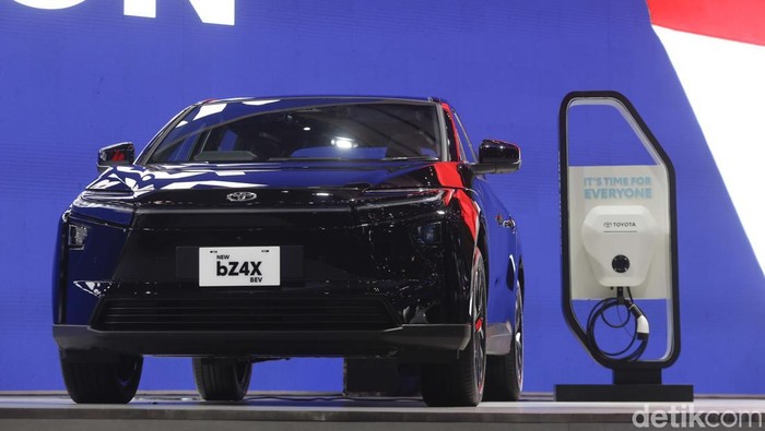 Presiden Direktur PT Toyota-Astra Motor (TAM) Hiroyuki Ueda dan Wakil Presiden Direktur TAM Henry Tanoto berpose di antara Toyota New bZ4X pada pembukaan GIIAS 2025, ICE BSD City, Tangerang, Rabu (23/7/2025).