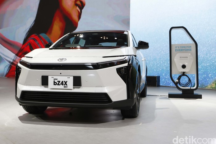 Toyota Tampilkan New bZ4X Produksi Lokal dan Urban Cruiser di GIIAS 2025 Presiden Direktur PT Toyota-Astra Motor (TAM) Hiroyuki Ueda dan Wakil Presiden Direktur TAM Henry Tanoto berpose di antara Toyota New bZ4X pada pembukaan GIIAS 2025, ICE BSD City, Tangerang, Rabu (23/7/2025).