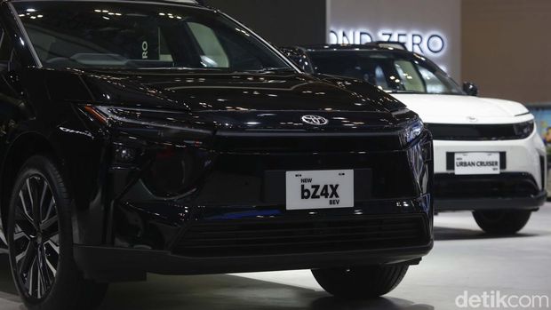 Toyota Tampilkan New bZ4X Produksi Lokal dan Urban Cruiser di GIIAS 2025 Presiden Direktur PT Toyota-Astra Motor (TAM) Hiroyuki Ueda dan Wakil Presiden Direktur TAM Henry Tanoto berpose di antara Toyota New bZ4X pada pembukaan GIIAS 2025, ICE BSD City, Tangerang, Rabu (23/7/2025).