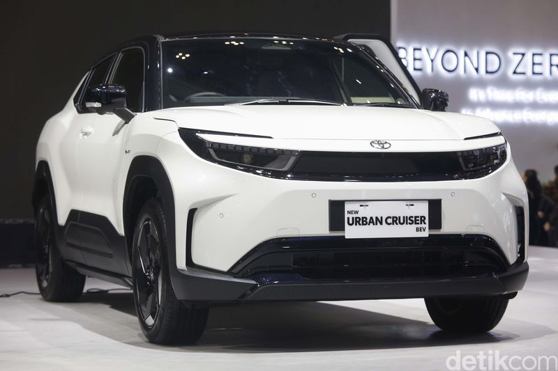 Presiden Direktur PT Toyota-Astra Motor (TAM) Hiroyuki Ueda dan Wakil Presiden Direktur TAM Henry Tanoto berpose di antara Toyota New bZ4X pada pembukaan GIIAS 2025, ICE BSD City, Tangerang, Rabu (23/7/2025).