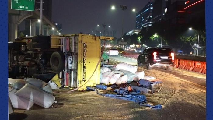 Truk Terguling di Tol Dalam Kota, Muatan Kopi Tumpah ke Jalan