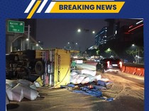 Truk Terguling di Tol Dalam Kota, Muatan Kopi Tumpah ke Jalan